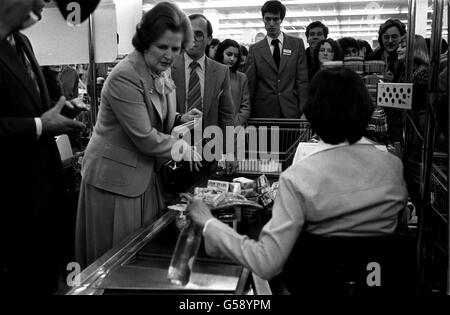 FRAU THATCHER BEIM EINKAUFEN: Frau Margaret Thatcher, die Premierministerin, bringt ihre Einkäufe zur Kasse in einem Tesco-Supermarkt. Stockfoto