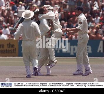 03-DEZ-95. Südafrika gegen England - 2. Testspiel. England Wicket-Keeper Jack Russell feiert mit Dominic Cork seinen Weltrekord bei den Fängen. Bild von Laurence Griffiths Stockfoto