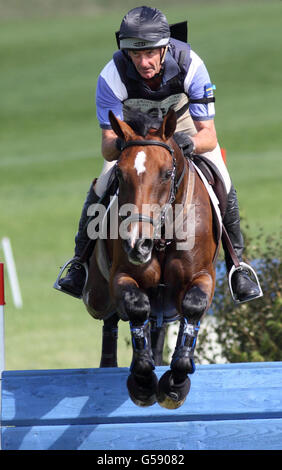 Der Neuseeländer Mark Todd auf dem NZB Campino am St. James's Place Barbury International Horse Trials am dritten Tag der Barbury International Horse Trials im Barbury Castle Estate, Wiltshire. Stockfoto