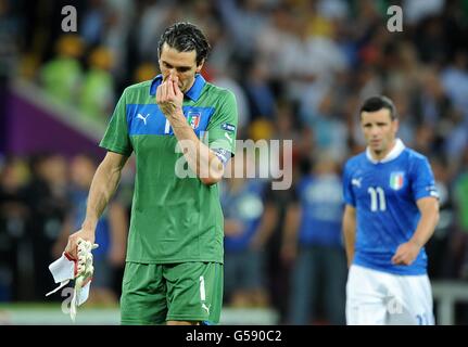 Italiens Torhüter Gianluigi Buffon und Teamkollege Antonio Di Natale (rechts) werden nach dem Schlusspfiff niedergeschlagen Stockfoto