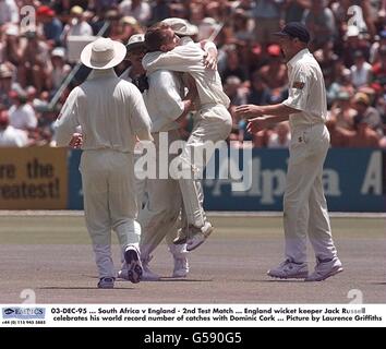 03-DEZ-95, Südafrika gegen England - 2. Testspiel, England Wicket-Keeper Jack Russell wird zu seinem Weltrekord an Fängen von Dominic Cork, Bild von Laurence Griffiths, gratuliert Stockfoto