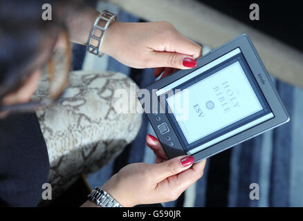 Kindle, Bibel zu ersetzen Stockfoto