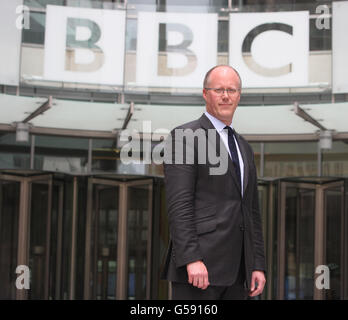 Neuer Generaldirektor der BBC George Entwistle posiert für Medien vor dem neuen Broadcasting House in Central London. Stockfoto