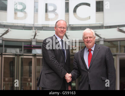 Neuer Generaldirektor der BBC George Entwistle (links) und BBC Trust Chairman Lord Patten posieren für Medien vor dem neuen Broadcasting House in Central London. Stockfoto