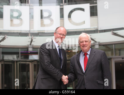 Neuer Generaldirektor der BBC George Entwistle (links) und BBC Trust Chairman Lord Patten posieren für Medien vor dem neuen Broadcasting House in Central London. Stockfoto