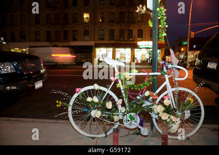 7. Januar 2007 - New York City, New York - ein weiß lackiert Fahrrad oder "Ghost Bike" steht im Gedenken an Radfahrer auf der Straße getötet. Stockfoto