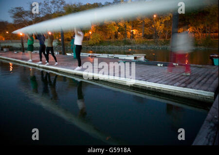 Manhattan College Rowing Club Mitglieder heben ein Boot für einen frühen Morgentraining am Harlem River, New York City, 9. November 2004 Stockfoto