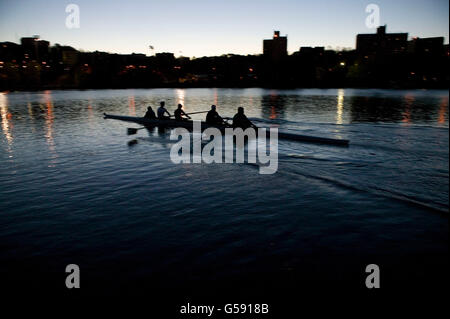 Manhattan College Rowing Club Mitglieder auf eine Praxis am frühen Morgen am Harlem River in New York City, USA, 9. November 2004. Stockfoto