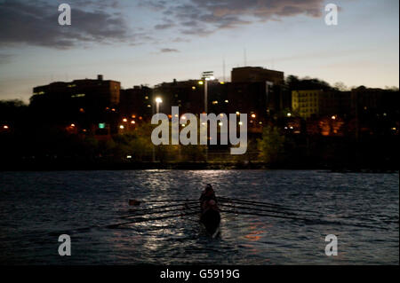 Mitglieder des Manhattan College Rowing Club auf eine Praxis am frühen Morgen auf dem Harlem River in New York City, 11. November 2004 Stockfoto