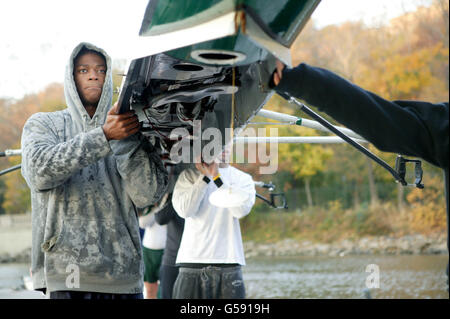 Manhattan College Rowing Club Mitglieder heben ein Boot nach einem Training auf dem Harlem River in New York City 11. November 2004 Stockfoto