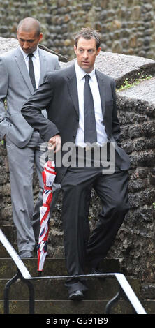 Marcus Trescodick (rechts) kommt zur Beerdigung von Tom Maynard in der Llandaff Cathedral, Cardiff. Stockfoto