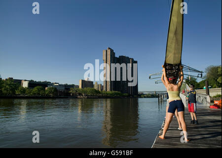 Ruderer vorbereiten, ein Boot zu Wasser von Peter Jay Sharp Boathouse auf dem Harlem River in New York, USA, 5. Juni 2005. Stockfoto