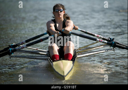 Eine weiblichen Crew nimmt ein Boot an einem Vormittag auf dem Harlem River in New York, USA, 5. Juni 2005. Stockfoto