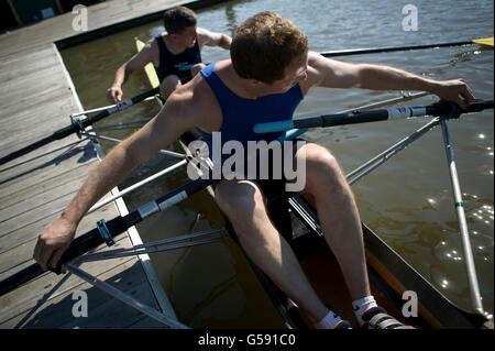 Zwei Ruderer passen Sie ihre Ruder vor dem ausgehen auf einen Vormittag auf dem Harlem River in New York, USA, 5. Juni 2005. Stockfoto