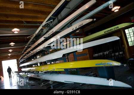 Boote liegen in der Lagerung bei Peter Jay Sharp Bootshaus am Harlem River in New York, USA, 5. Juni 2005. Stockfoto