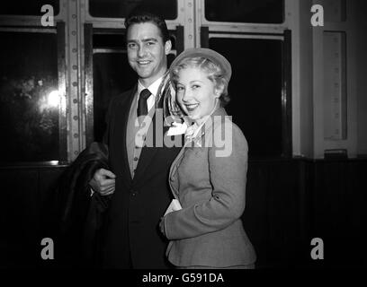 Der britische Schauspieler Richard Todd und seine Frau Catherine in Southampton auf dem Cunard-Liner „Queen Mary“ aus New York. Sie sind zur Premiere von Todds Film 'Stage Fright' in London nach Großbritannien zurückgekehrt. Stockfoto