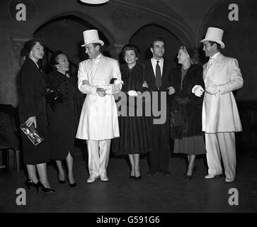 Der britische Filmschauspieler Michael Wilding neckt die amerikanische Schauspielerin Gloria Swanson in der "Floradora"-Nummer "Tell Me, Pretty Maiden" im Empire Theatre, Leicester Square, London, während der Abschlussproben für die Royal Film Performance. Von links nach rechts; Jean Kent, Gloria Swanson, Michael Wilding, Claudette Colbert, Montgomery Clift, Pat Dainton und Richard Todd Stockfoto