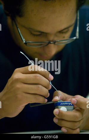 Ein Teilnehmer der 6. Ausgabe des hoffen, eine jährliche Hacker Convention, Praktiken Lockpicking, 22. Juli 2006, New York City, USA Stockfoto