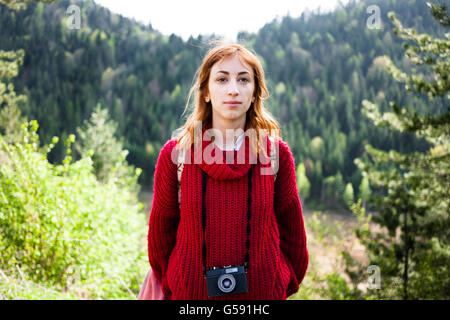 Junge Wanderer Mädchen vor der Waldlandschaft Stockfoto