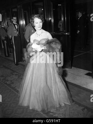 Die britische Filmschauspielerin Petula Clark kommt im Empire Theatre, Leicester Square, London, für die Royal Film Performance an. Stockfoto