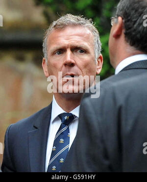 Alec Stewart kommt zur Beerdigung von Tom Maynard in der Llandaff Cathedral, Cardiff. Stockfoto