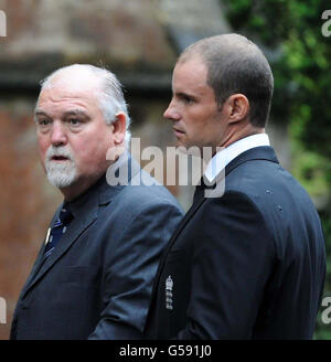 Mike Gatting und Andrew Strauss kommen zur Beerdigung von Tom Maynard in der Llandaff Cathedral, Cardiff. Stockfoto