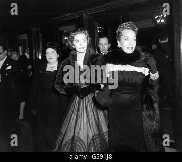 Die Filmschauspielerin Gloria Swanson und ihre Tochter Michelle Farmer kamen im Empire Cinema, Leicester Square, London, zur Royal Command Film Performance an. Stockfoto