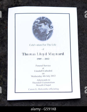 Ein Orden wird vor der Beerdigung von Tom Maynard in der Llandaff Cathedral, Cardiff, gesehen. Stockfoto