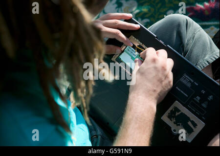 Ein Teilnehmer der 6. Ausgabe des hoffen, eine jährliche Hacker Convention, fügt einen Teil auf seinen Laptop, 23. Juli 2006, New York City, Stockfoto