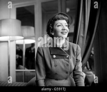 Die amerikanische Filmschauspielerin Claudette Colbert im Savoy Hotel, London, nach ihrer Ankunft aus Amerika. Sie wurde überflogen, um an der Royal Film Performance im Empire Theatre, Leicester Square, teilzunehmen. Stockfoto