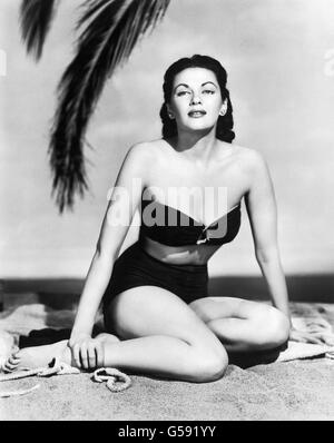 Die in Kanada geborene amerikanische Schauspielerin Yvonne de Carlo am Set von „The Desert Hawk“, das den teuersten Swimmingpool in der Geschichte des Studios hat. Stockfoto