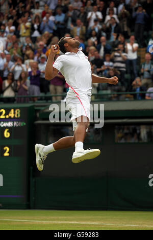 Der französische Jo-Wilfried Tsonga feiert den Sieg des deutschen Philipp Kohlschreiber am 9. Tag der Wimbledon Championships 2012 im All England Lawn Tennis Club in Wimbledon. Stockfoto