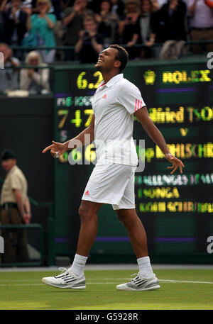 Tennis - Wimbledon Championships 2012 - Tag neun - All England Lawn Tennis und Croquet Club. Der französische Jo-Wilfried Tsonga feiert den Sieg über den deutschen Philipp Kohlschreiber Stockfoto