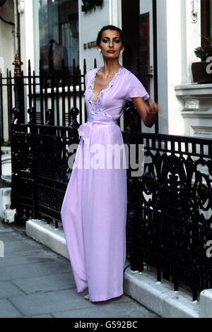 1981: Hardy Amies Fashion. Clare trägt lila Seidenculottes mit passendem besticktem Wickeltop aus der Frühjahr- und Sommerkollektion 1981 von Hardy Amies. Stockfoto
