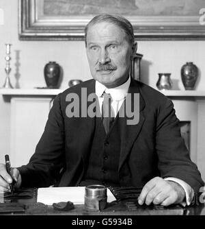 Andrew Bonar Law (1858-1923), der in Kanada geborene, konservative Staatsmann, der zwischen 1922 und 1923 britischer Premierminister war. Er ist an seinem Schreibtisch in 24 Onslow Gardens, South Kensington, London, abgebildet. Stockfoto