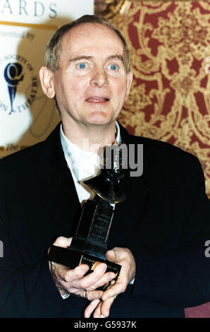 Howard Davies, Gewinner des Preises „Beste Regie“ für „All My Sons“ bei der Verleihung der Laurence Olivier Awards 2001 im Zentrum von London. Stockfoto