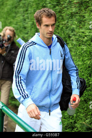 Der Großbritanniens Andy Murray kommt während des dreizehnten Tages der Wimbledon Championships 2012 im All England Lawn Tennis Club in Wimbledon zu einem Trainingsleiter seines Männerfinals gegen den Schweizer Roger Federer. Stockfoto