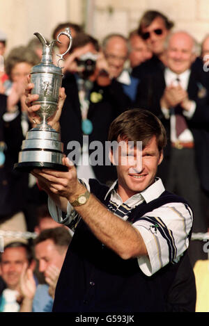 GOLF. DER ENGLISCHE NICK FALDO HÄLT DIE TROPHÄE HOCH, ALS ER DIE BRITISH OPEN 1990 BEI ST ANDREWS GEWINNT Stockfoto