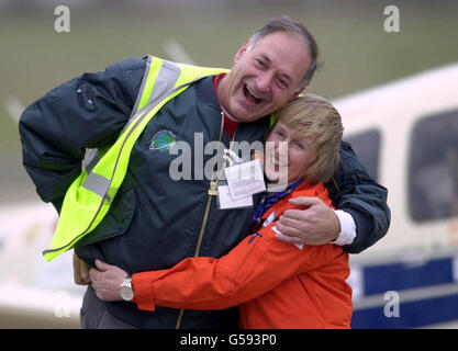 Polly Vacher mit Ehemann Peter in Birmingham, bevor sie ihren Soloflug um die Welt antreten. Die 56-jährige ehemalige Musiklehrerin machte sich auf den Weg zu einem Plattenversuch, die erste Frau zu werden, die solo um die Welt fliegt. *.. Im kleinsten Flugzeug über Australien und den Pazifik. Während der viermonatigen Reise wird sie 29,000 Meilen in 17 Ländern in 47 Etappen zurücklegen. Stockfoto