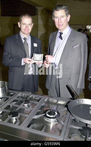 Der Prinz von Wales (rechts) überreichte die Prince's Medal an Chris Parker (links), den Designer eines Kochers der Firma Öfen. In einer Zusammenarbeit zwischen Charles, dem Victoria and Albert Museum und dem Magazin Homes and Gardens. * die erste Prince's Medal wurde heute im Rahmen einer Zeremonie in Charles's Highgrove Haus in Gloucestershire verliehen. Die Prince's Medal wird jährlich verliehen, um herausragende Produkte britischer Hersteller zu würdigen. Der Prinz wurde mit seinem linken Arm noch in einer Schleuder von einem Sturz von einem Pferd gesehen, während er in der ritt Stockfoto