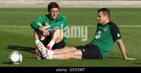 Fußball - UEFA Euro 2012 - Gruppe C - Republik Irland - Italien - Republik Irland Training - Stadtstadion. Keith Andrews und Shay (rechts) während einer Trainingseinheit im Municipal Stadium, Gdynia, Polen. Stockfoto