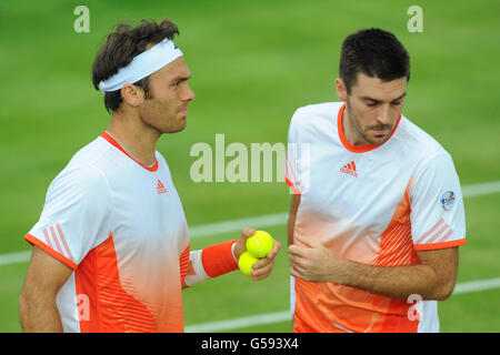 Die Briten Ross Hutchins (links) und Colin Fleming im Doppelspiel gegen Bob Bryan und Mike Bryan aus den USA am fünften Tag der AEGON Championships im Queen's Club, London. Stockfoto