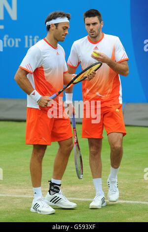 Die Briten Ross Hutchins (links) und Colin Fleming im Doppelspiel gegen Bob Bryan und Mike Bryan aus den USA am fünften Tag der AEGON Championships im Queen's Club, London. Stockfoto