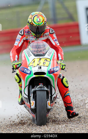 Motorradfahren - 2012 Hertz großer Preis von Großbritannien - Tag zwei - Qualifikation - Moto GP - Silverstone. Der Italiener Valentino Rossi geht auf seine Ducati während des Trainings für die britische Runde des Moto GP auf dem Silverstone Circuit, Northamptonshire. Stockfoto