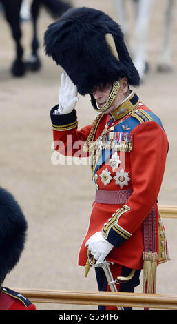 Der Herzog von Edinburgh nimmt an der Trooping the Color Parade in der Horse Guards Parade im Zentrum von London Teil. Stockfoto