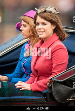 Prinzessin Beatrice (links) und Prinzessin Eugenie kehren während der alljährlichen Trooping the Color Parade im Zentrum von London in einer Pferdekutsche zum Buckingham Palace zurück. Stockfoto