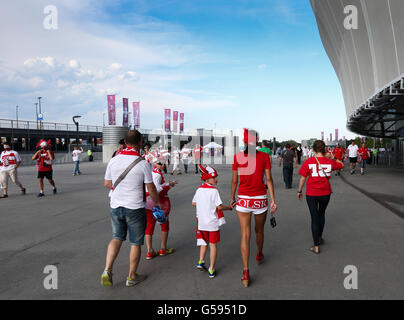 Fußball - UEFA Euro 2012 - Gruppe A - Tschechische Republik - Polen - Stadtstadion. Polnische Fans laufen vor Beginn des Spiels um das Stadion Stockfoto