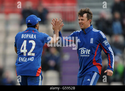 Englands Ravi Bopara (links) feiert seinen Fang von West Indies Darren Sammy mit Bowler Graeme Swann (rechts). Stockfoto