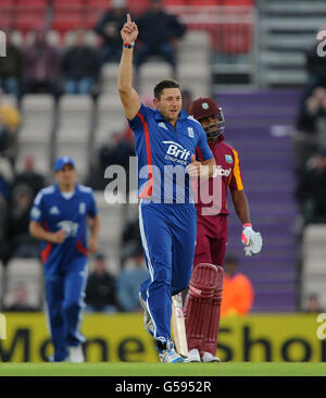 Der englische Tim Bresnan feiert, nachdem er das letzte Wicket von West Indies während des ersten eintägigen Intrnational beim Ageas Bowl in Southampton genommen hat. Stockfoto