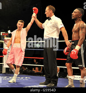 Boxen - Road to Glory Abend - National Velodrome. Louis Norman (links) schlägt Brett Fido während des Flyweight-Bout im National Velodrome, Manchester. Stockfoto